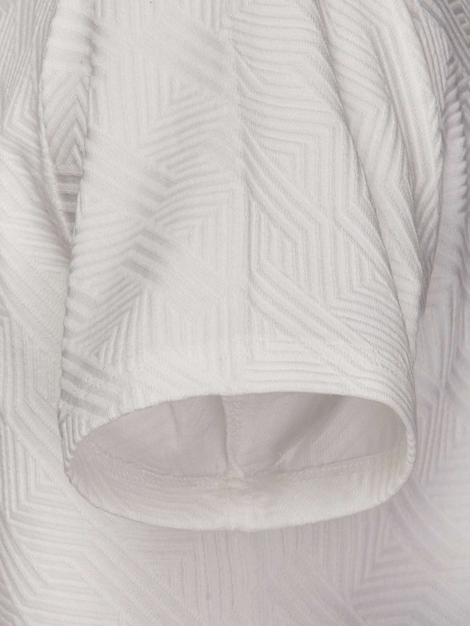 Close-up of the short sleeve on the white textured polo shirt – Wam Denim.