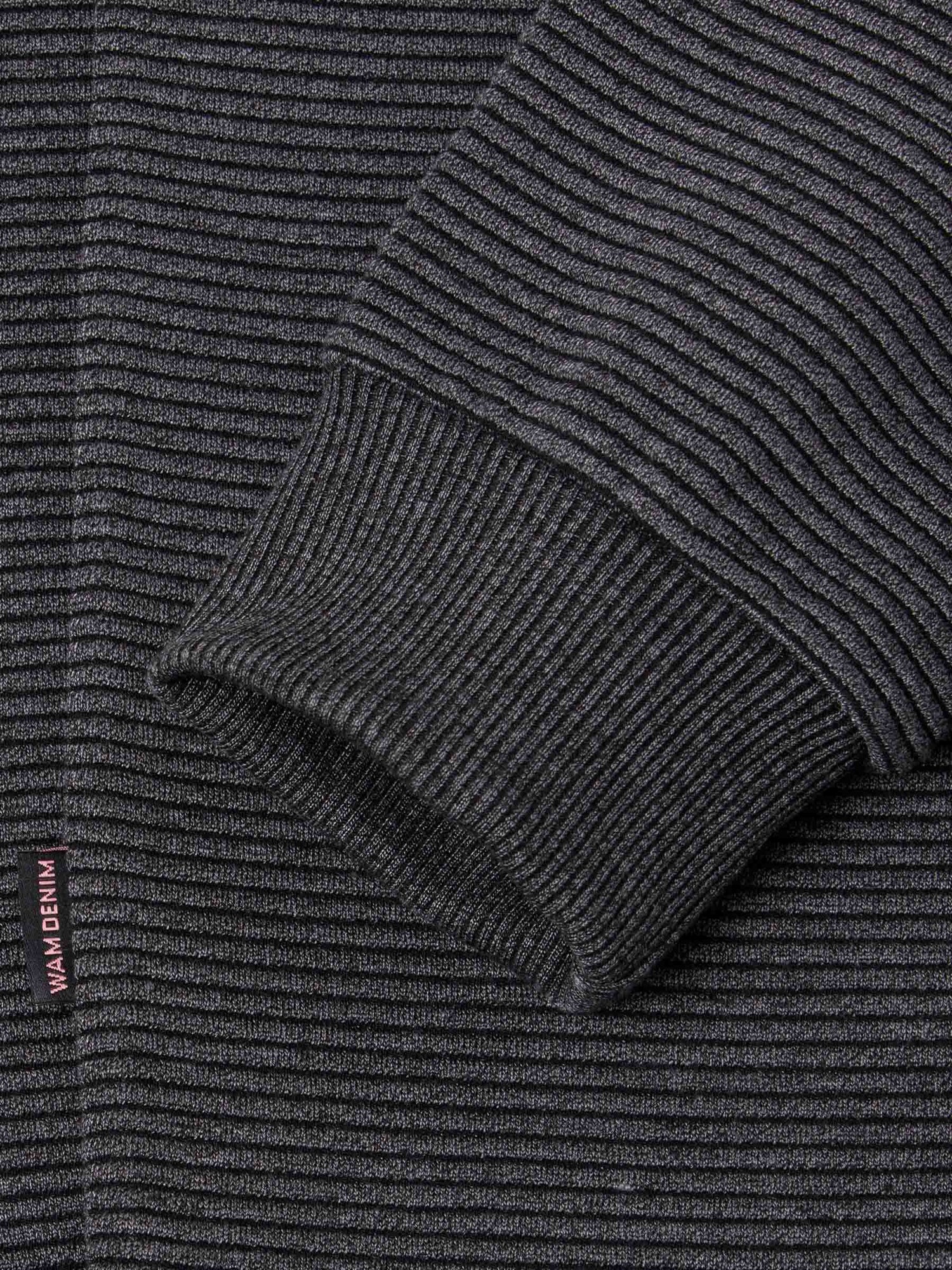 Close-up of ribbed Anthracite sweater sleeve with stitched cuff and logo tag – Wam Denim.