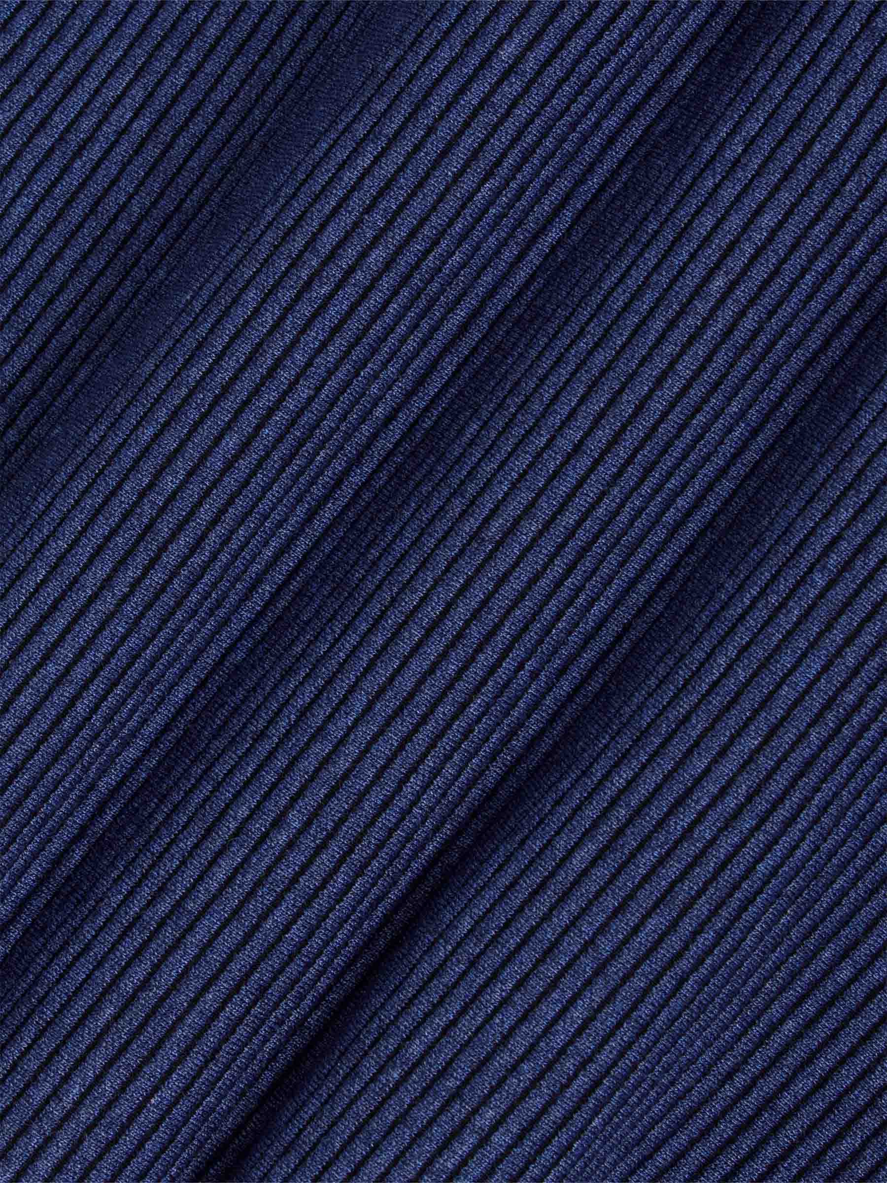 Close-up of the navy blue diagonally ribbed knit fabric – Wam Denim.