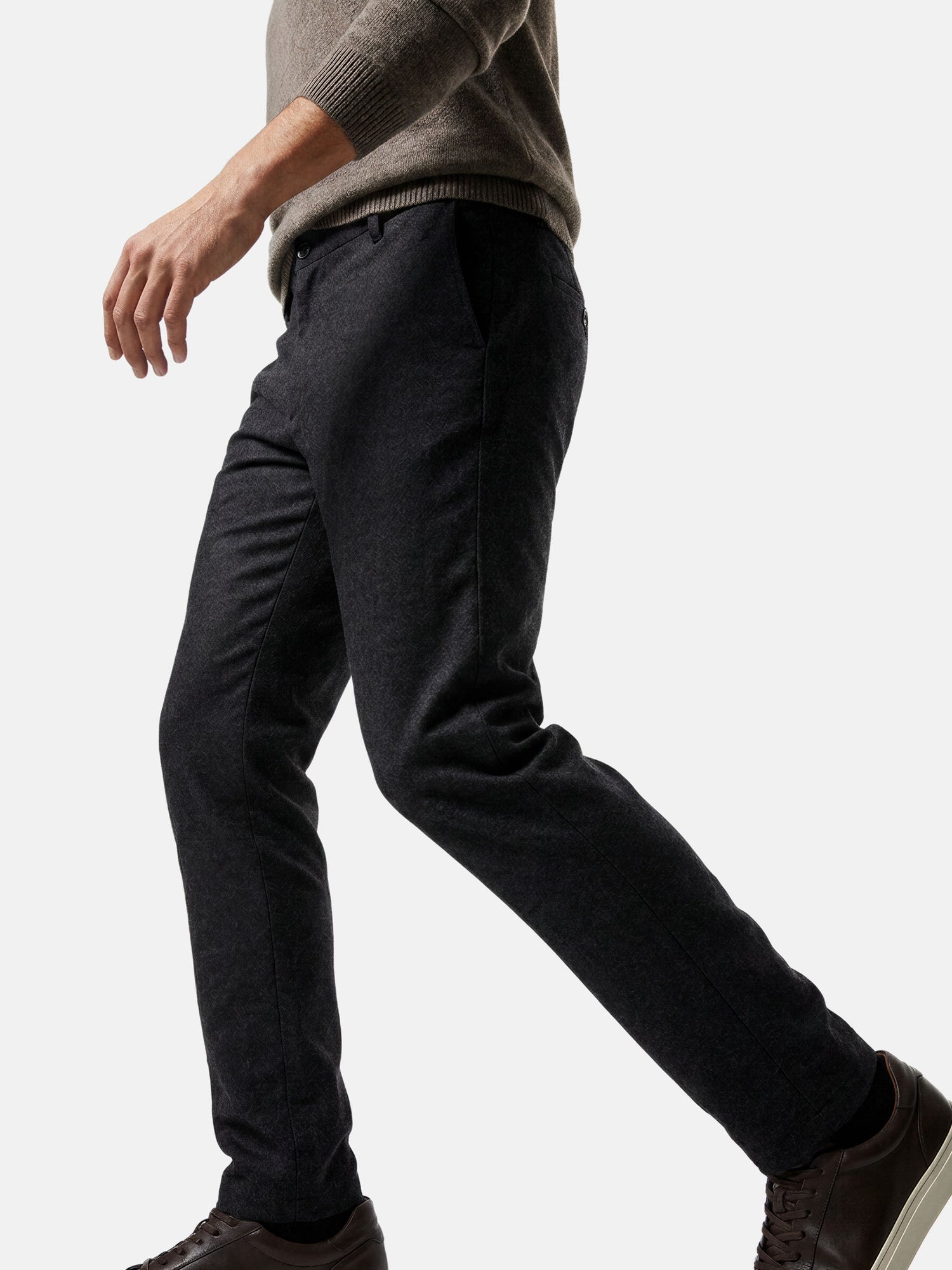 Side view of dark grey men’s chino trousers with slim fit and clean tailoring.