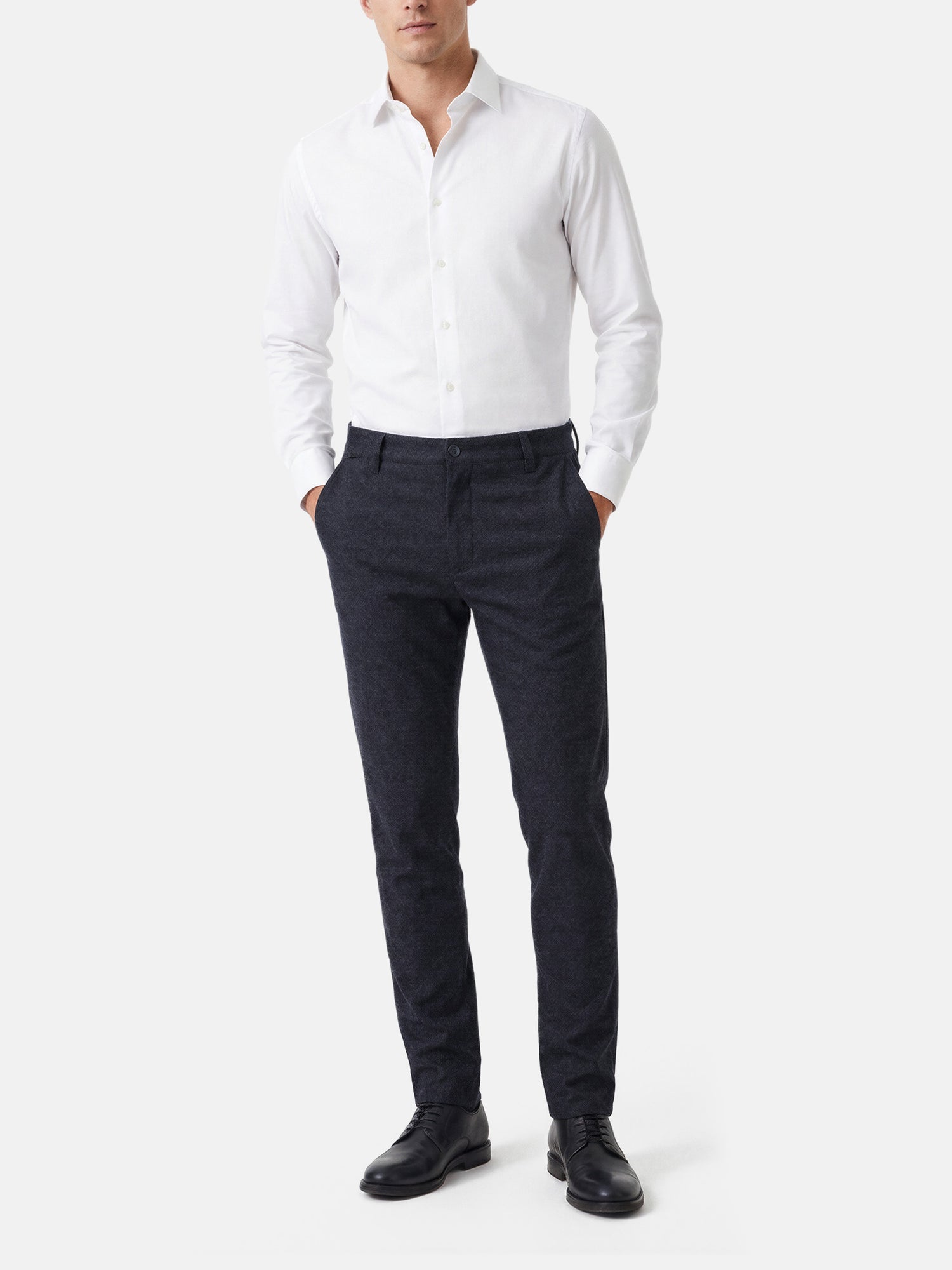 Model wearing dark navy men’s chino pants with slim fit, styled with white shirt.